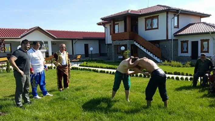 Efsane pehlivanın evinin bahçesinde güreş eğitimi