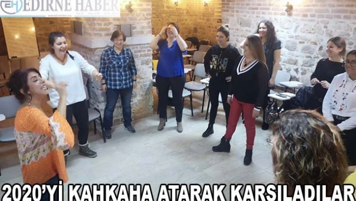 2020'Yİ KAHKAHA ATARAK KARŞILADILAR