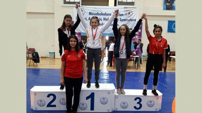 Minik güreşçilerin başarısı