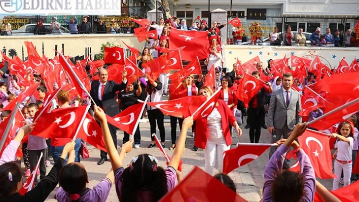 Minik öğrencilerden bayraklı destek