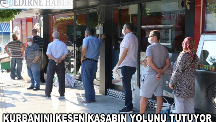 Kurbanını kesen kasaba koşuyor