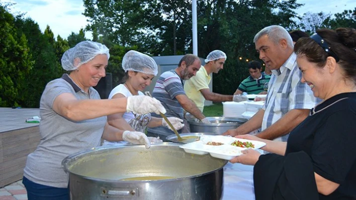 Belediye çalışanlar iftarda