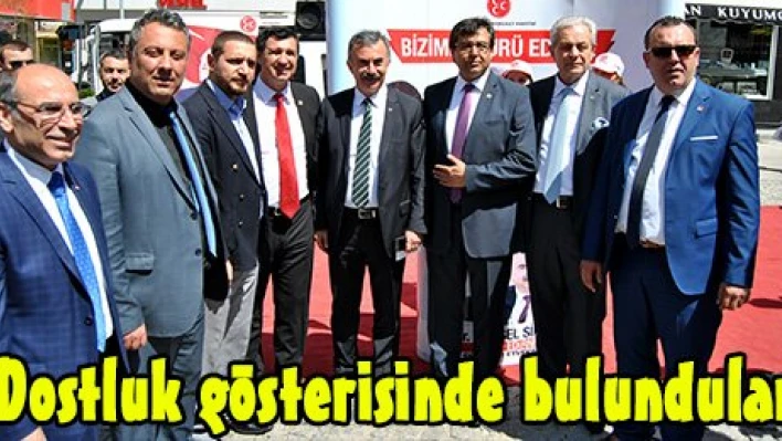 Dostluk gösterisinde bulundular