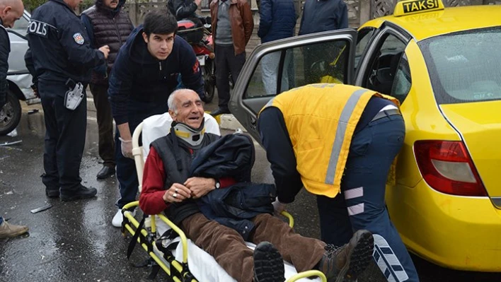 Minibüsle taksi çarpıştı