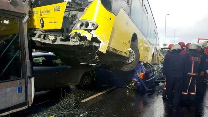 Metrobüs yoldan çıktı