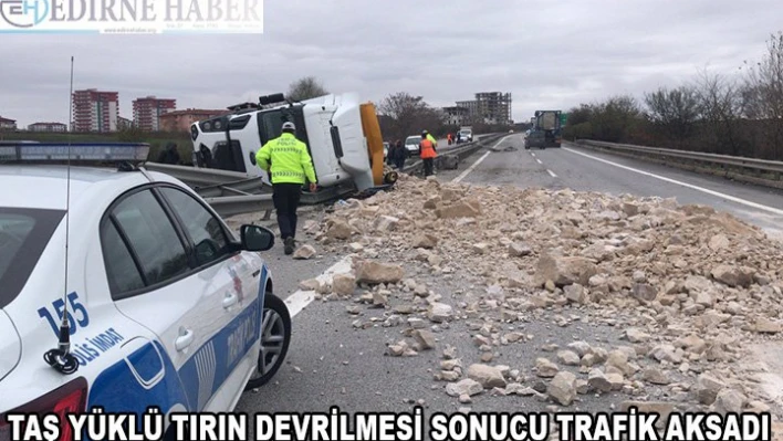 Taş yüklü tır devrildi