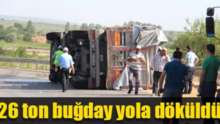 Buğday yüklü tır devrildi