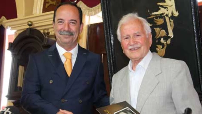 Belediye bastı,  Yılmaz'ı tanıttı