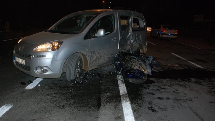Motosiklet otomobile çarptı