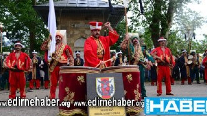 Hem üşüdüler hem dinlediler