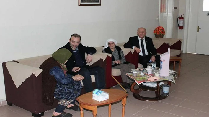 Huzurevini ziyaret etti