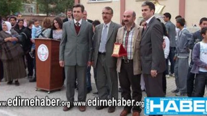 Kırmızı vitrinlerde yerini aldı