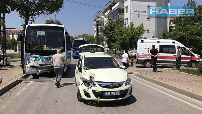 Minibüs otomobille çarpıştı