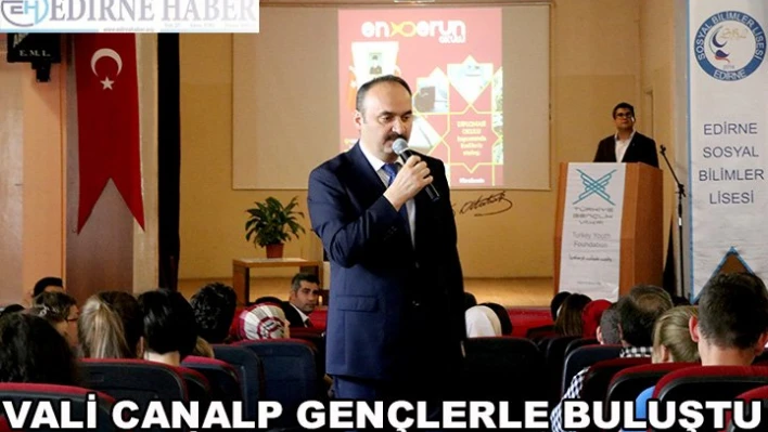 Vali Canalp, öğrencilerle bir arada