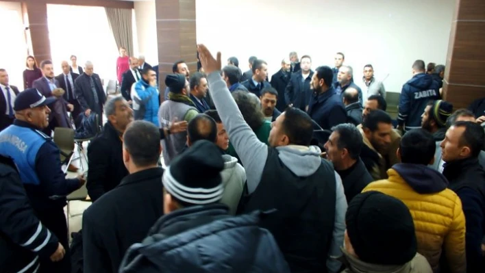 Pazarcılar Belediye Meclisini bastı