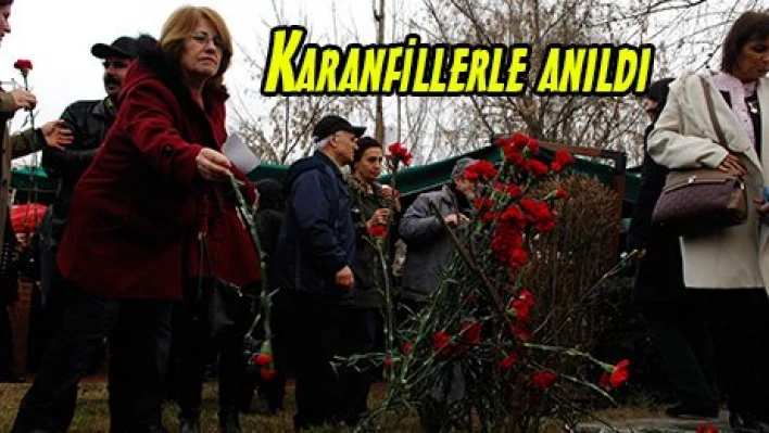 Karanfillerle anıldı