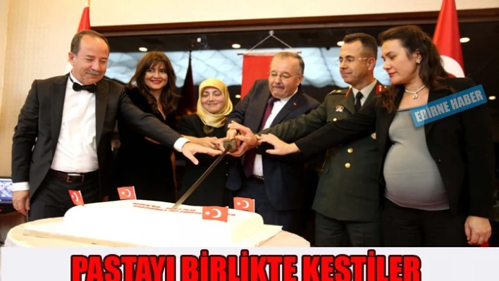 Pastayı birlikte kestiler