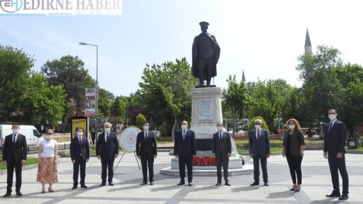 CHP İl Teşkilatı Anıta çiçek bıraktı