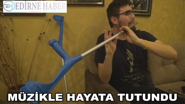 Koltuk değneğiyle Fenerbahçe marşı
