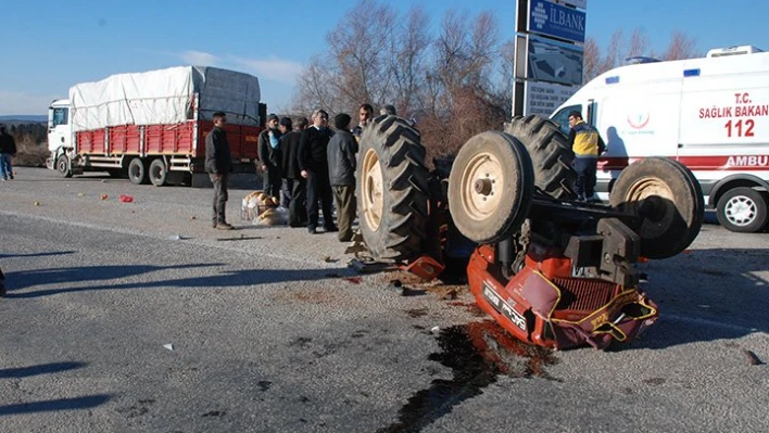 Traktör kamyonla çarpıştı