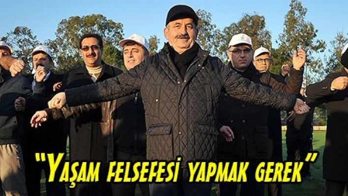 'Yaşam felsefesi yapmak gerek'
