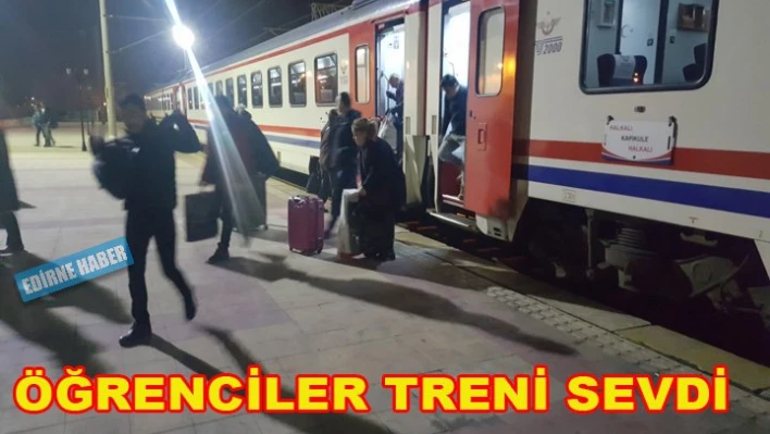 Öğrenciler Trene yöneldi