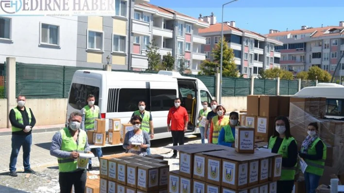 Esnaf ve işçilere yardım paketi dağıtıldı