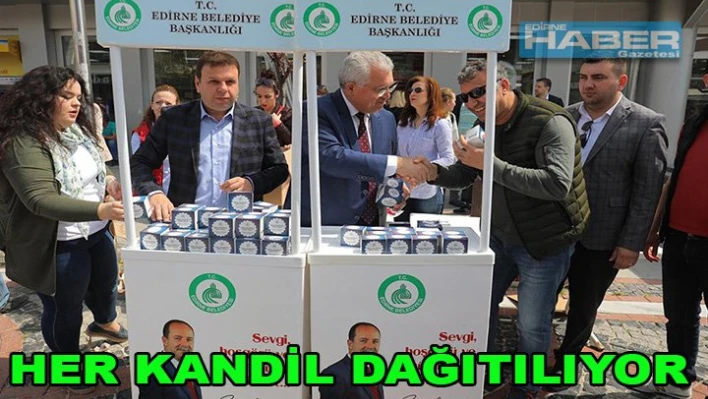 Her kandil dağıtılıyor