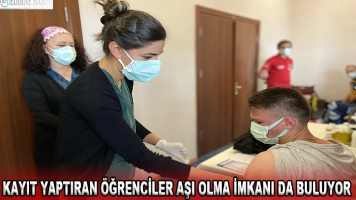 Kayıt yaptıran öğrenciler aşı olma imkanı da buluyor