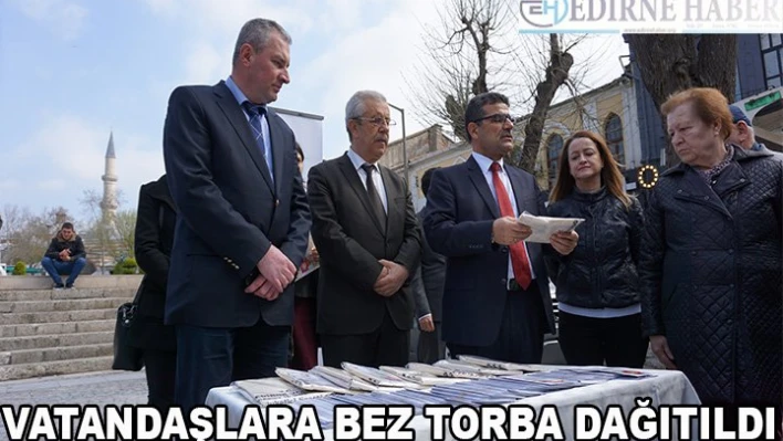 Vatandaşlara bez torba dağıtıldı