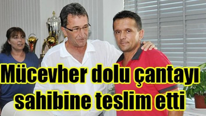 Mücevher dolu çantayı sahibine teslim etti