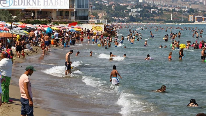 Sıcak havayı gören denize koştu