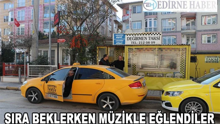 Sıra beklerken müzikle eğlenen taksicilerÂ 