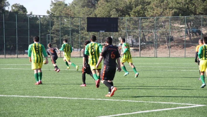 Amatör kümelerde liderler değişmedi
