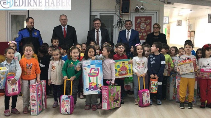 Miniklere hediye verdiler