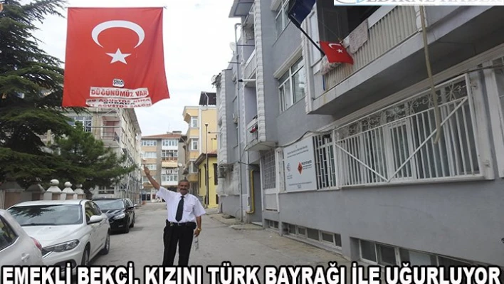 Emekli Bekçi, Kızını Türk Bayrağı ile uğurluyor