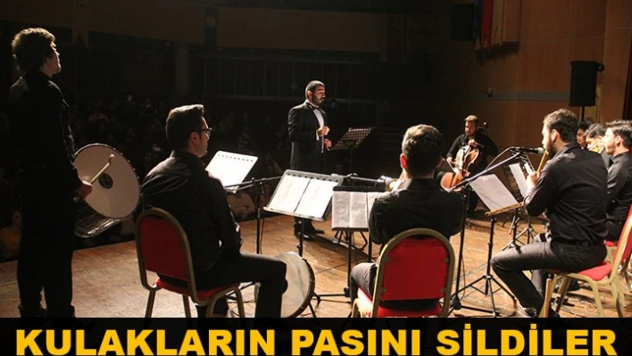 Öğretim üyeleri sahnede