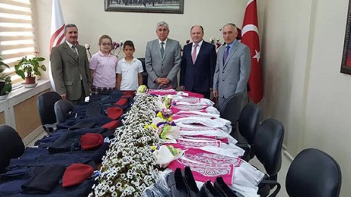 Folklor kıyafeti hediye ettiler