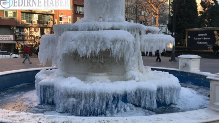 Çorlu'da süs havuzu buz tuttu