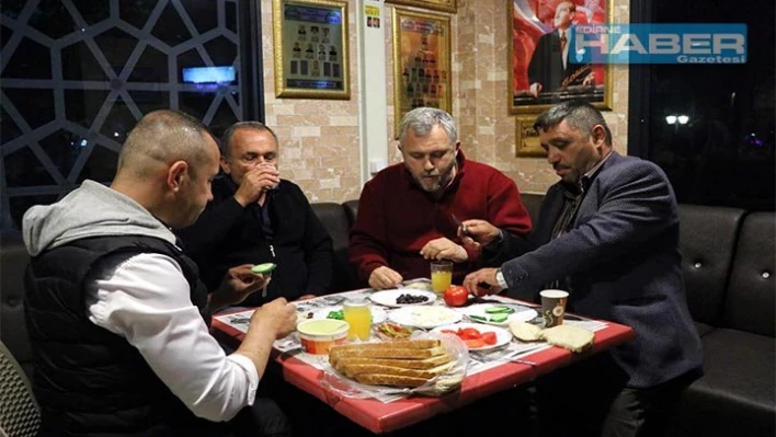 Taksiciler durakta sahur yaptı