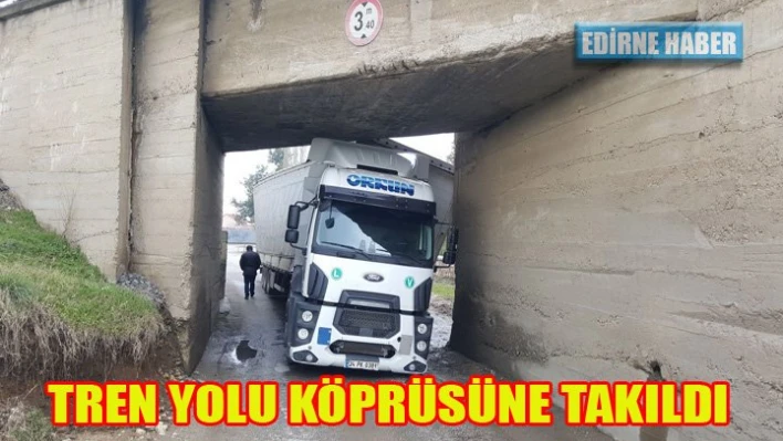 Tren yolu köprüsüne takılı kaldı