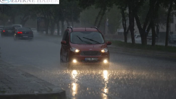 Cadde ve sokaklarda su birikintileri oluştu