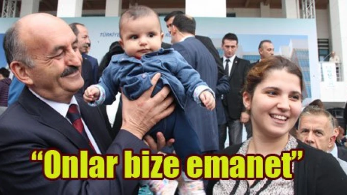 Bakan Müezzinoğlu'nun çocuk sevgisi