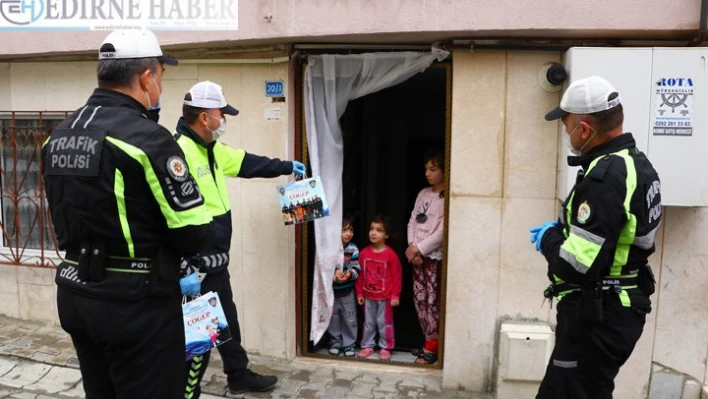 Polis ekipleri çocuklara hediye dağıttı