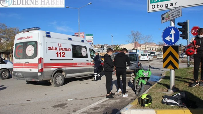 Ehliyetsiz sürücü motosiklete çarptı