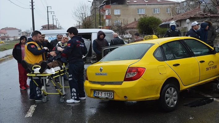 Taksi ile minibüs çarpıştı
