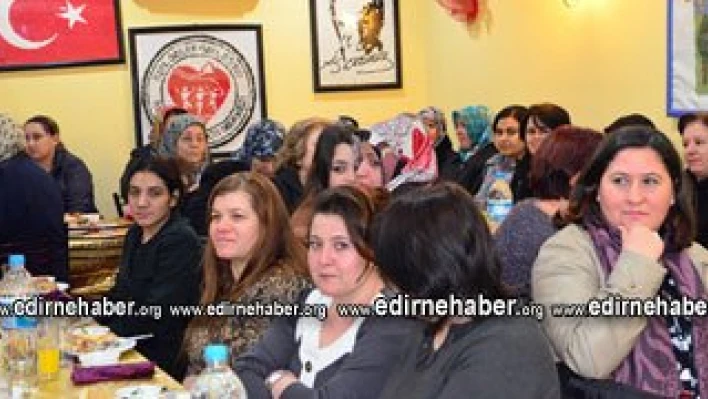 Anneler için yemek düzenlediler