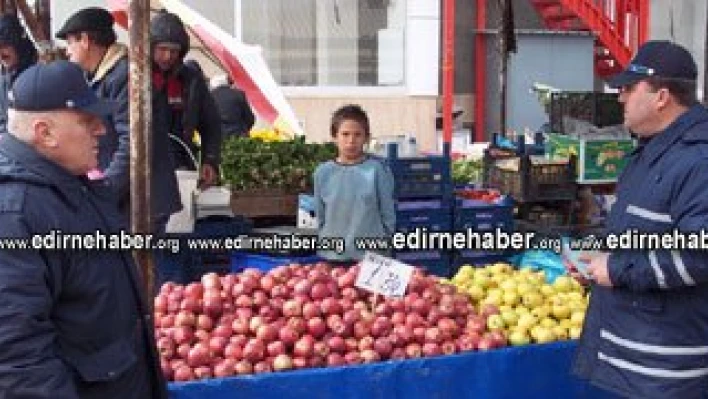 Pazar esnafını denetlediler