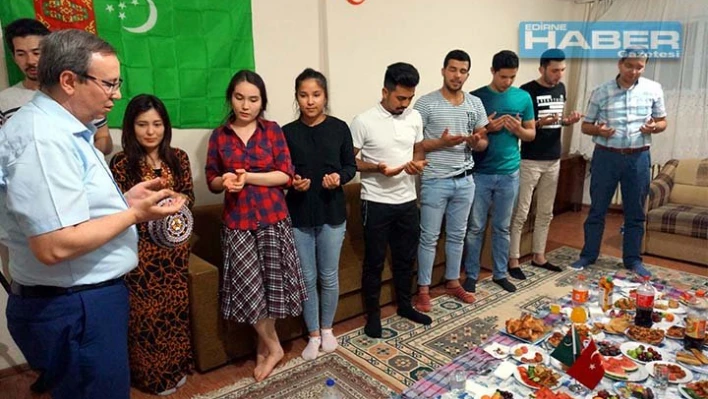 Öğrenciler rektörlerini iftarda ağırladı