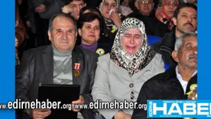 Gözyaşlarını tutamadı